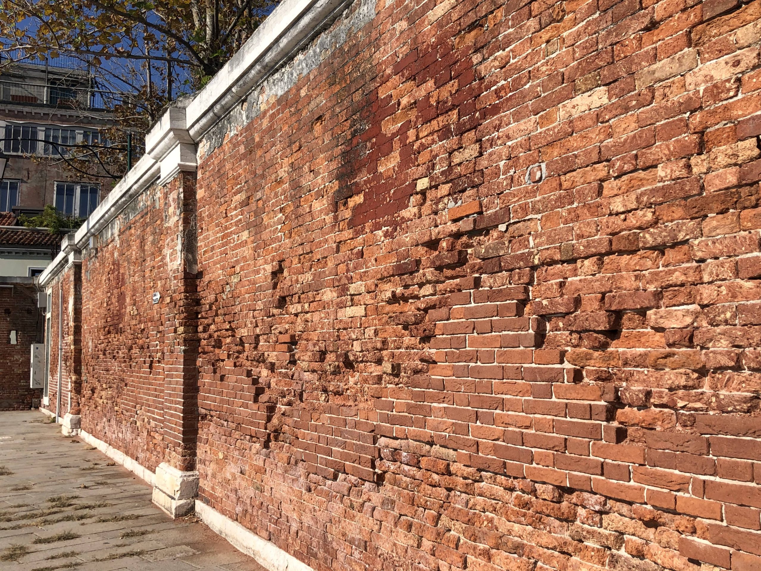 mura veneziane in mattoni rossi